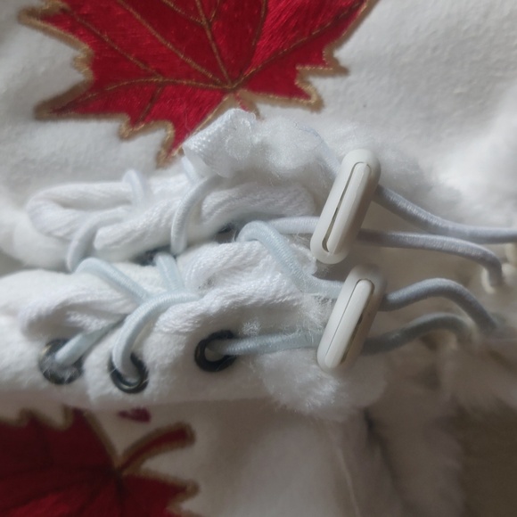 'Maple Leaf' design by Gene Suyu Fingerless Gloves - Picture 2 of 6